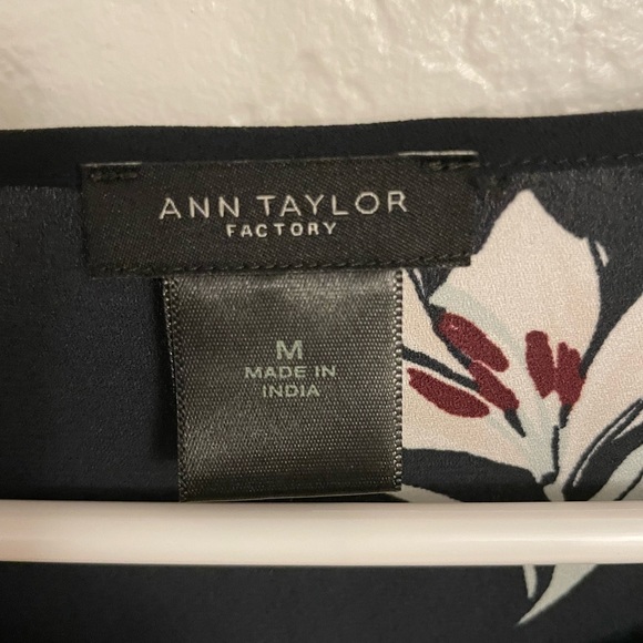 Ann Taylor Patterned Work Top - Picture 4 of 4